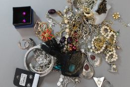 A bag of costume jewellery