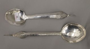 Two Eastern unmarked silver spoons, each handle decorated with Buddha (6.