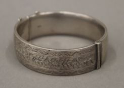 A silver hinged bangle form bracelet (45.