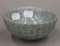 A Chinese crackle glaze bowl