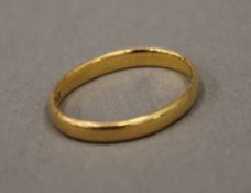 A 22 ct gold wedding band (3 grammes)