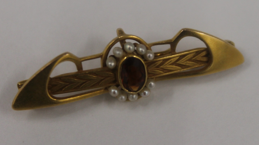 A 14 ct gold almandine and seed pearl set Egyptian Revival brooch Together with a high carat gold, - Bild 4 aus 5
