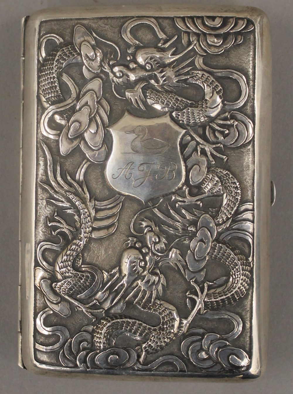 A late 19th/early 20th century Chinese silver cigarette case Embossed to the front with dragons - Bild 2 aus 5
