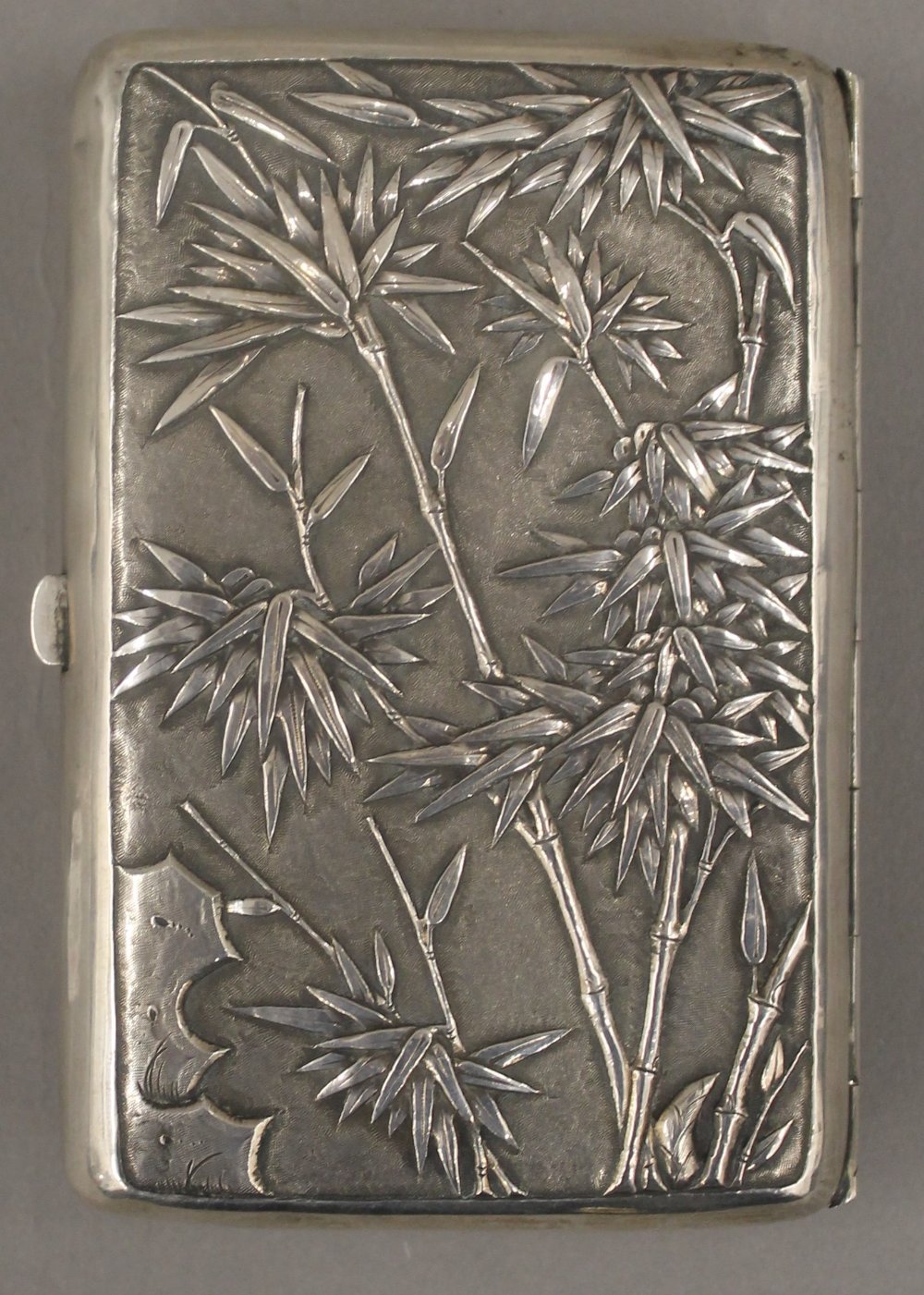 A late 19th/early 20th century Chinese silver cigarette case Embossed to the front with dragons - Bild 3 aus 5