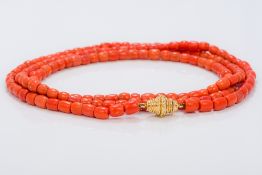 A single strand coral bead necklace Set with a gold clasp. 116 cm long.