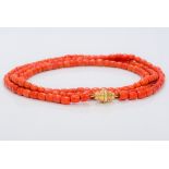 A single strand coral bead necklace Set with a gold clasp. 116 cm long.