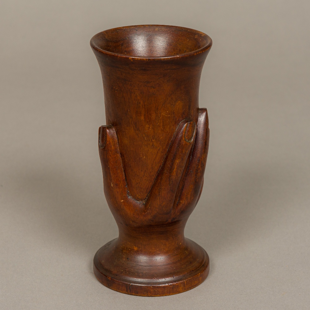 A Pitcairn Islands turned wooden vase Formed as a spread hand holding aloft a vase, - Bild 2 aus 2