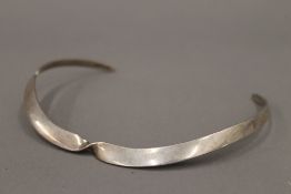 A contemporary silver necklet