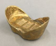 A golden paperweight. 6.5 cm wide.