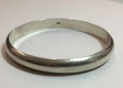 A silver bangle (18.