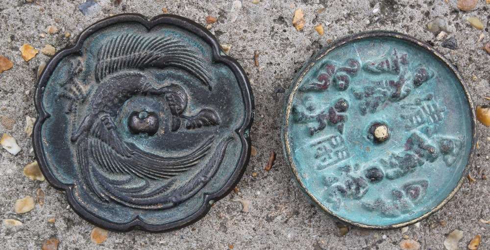 Two Chinese bronze mirrors. Larger 8 cm diameter, smaller 7 cm diameter. - Bild 2 aus 3