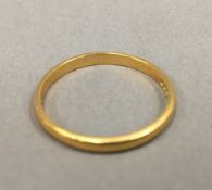 A 22 ct gold wedding band (2.