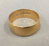 An 18 ct gold wedding band (8.