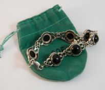 A silver and agate bracelet (20 grammes total weight)