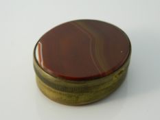 An oval agate snuff box