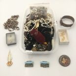 A quantity of various jewellery
