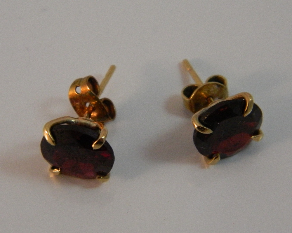 A pair of 9 ct gold and garnet earrings - Image 2 of 2