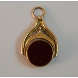 A 9 ct gold bloodstone and carnelian swivel fob (6.