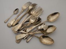 A quantity of silver and silver plated flatware (16.