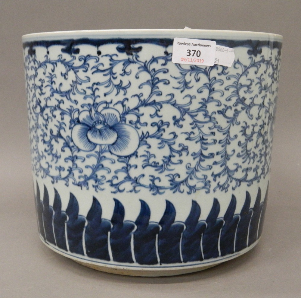 A 19th century Chinese porcelain blue and white jardiniere. 28 cm diameter. - Image 2 of 4