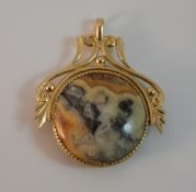 A large 9 ct gold agate set swivel fob (27 grammes total weight)