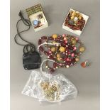 A quantity of miscellaneous jewellery