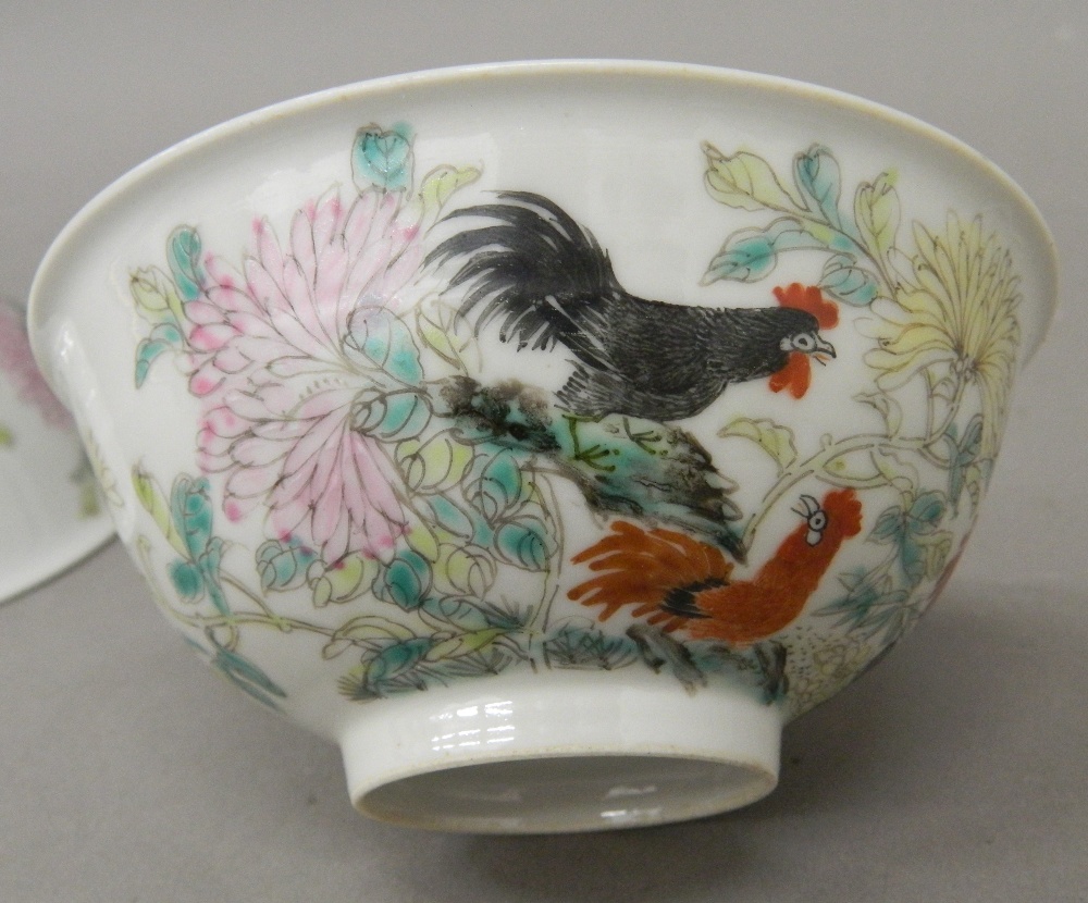 A pair of Chinese porcelain bowls each decorated with chicken - Image 4 of 5