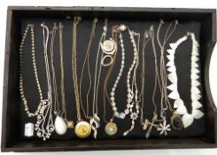 A quantity of costume jewellery