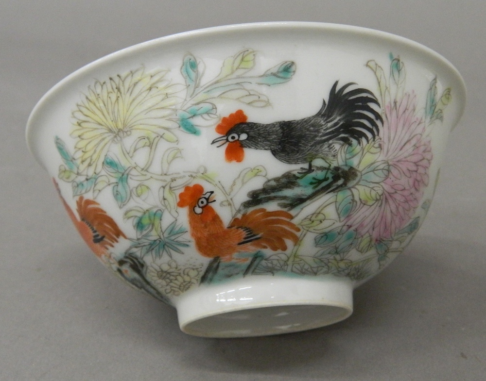 A pair of Chinese porcelain bowls each decorated with chicken - Image 2 of 5