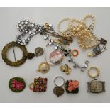 A quantity of costume jewellery