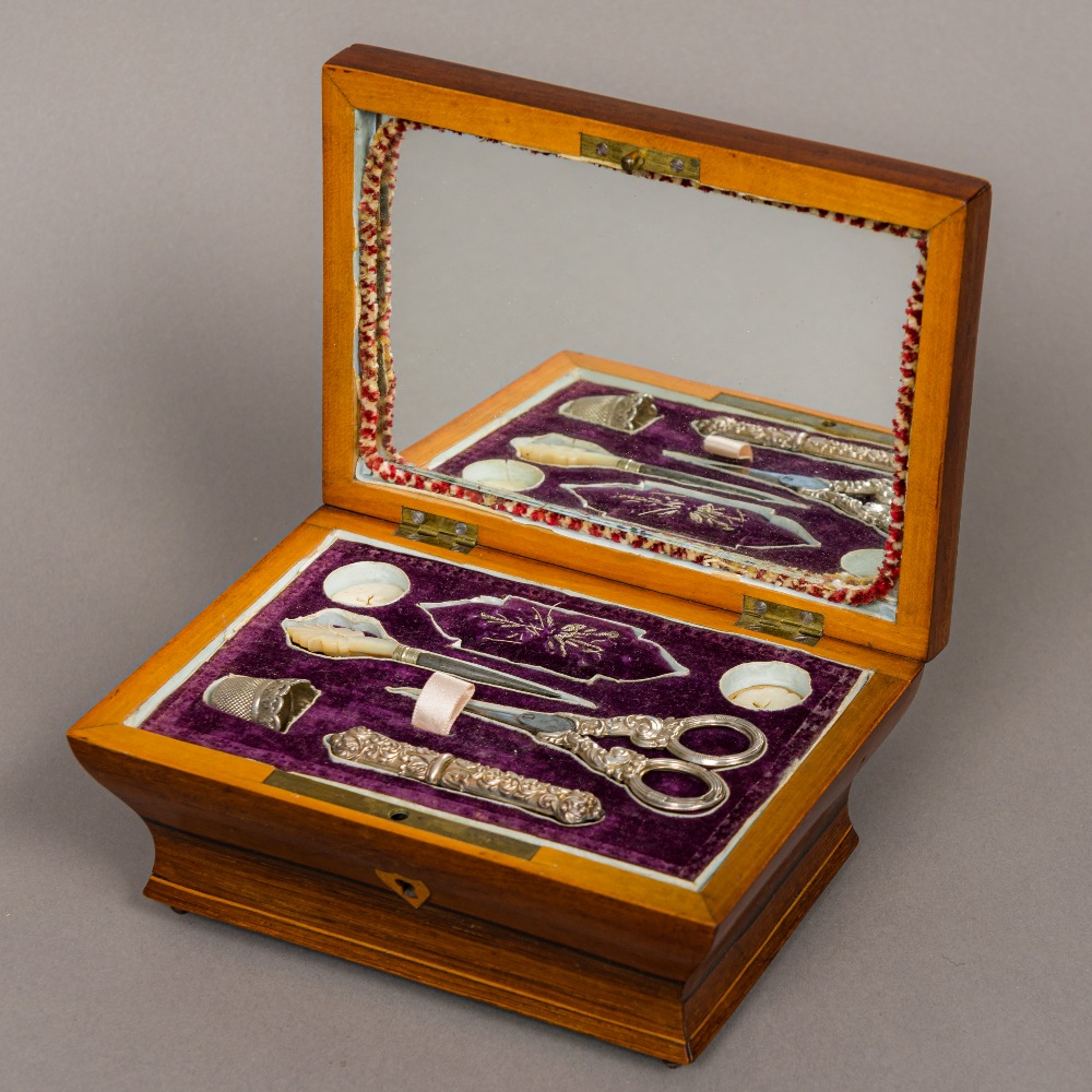 A 19th century French marquetry inlaid kingwood sewing box The florally inlaid hinged lid enclosing - Bild 2 aus 2