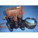 Pair of early 20th C binoculars in tan leather case and a large map reading magnifying glass (2)