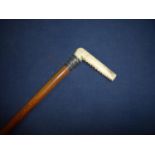 19th/20th C riding crop with carved ivory grip and white metal mount (length 63cm)