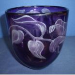 Signed Julia Linstead studio glassware pink amethyst and purple lily pattern tall bowl vase (16cm