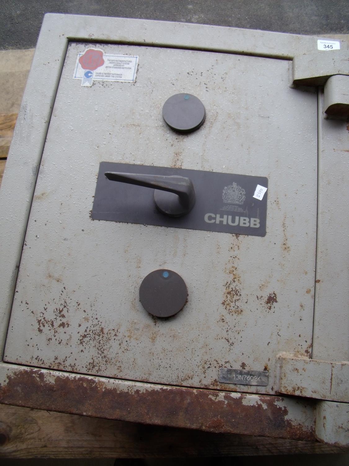 Extremely heavy and large Chubb safe with keys (53cm x 63cm x 54cm)