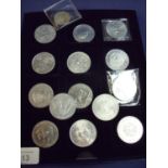 Tray containing a selection of various ER II commemorative coins, mostly £5, including 1948-98