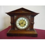 Oak cased 19th/20th C striking mantel clock with arch top (height 33cm)