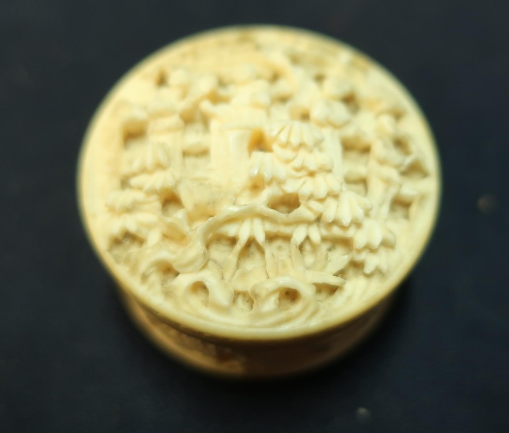 19/20th C carved Chinese ivory circular pillbox with screw off lid (diameter 4cm, height 2.5cm)