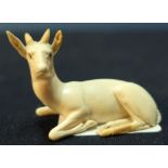Edo period Japanese Netsuke of a recumbent deer, signed to the base (approx 4cm high)
