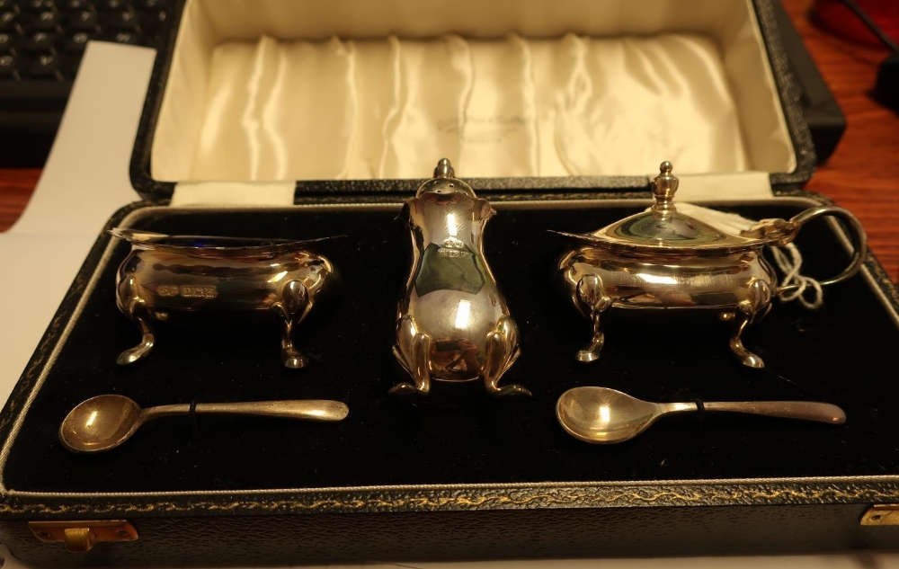 20th C cased three piece silver cruet comprising salt, pepper and mustard pot, hallmarked Birmingham