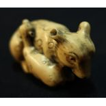 Edo period Japanese signed Netsuke figure, signed to the base (approx 2.5cm high)