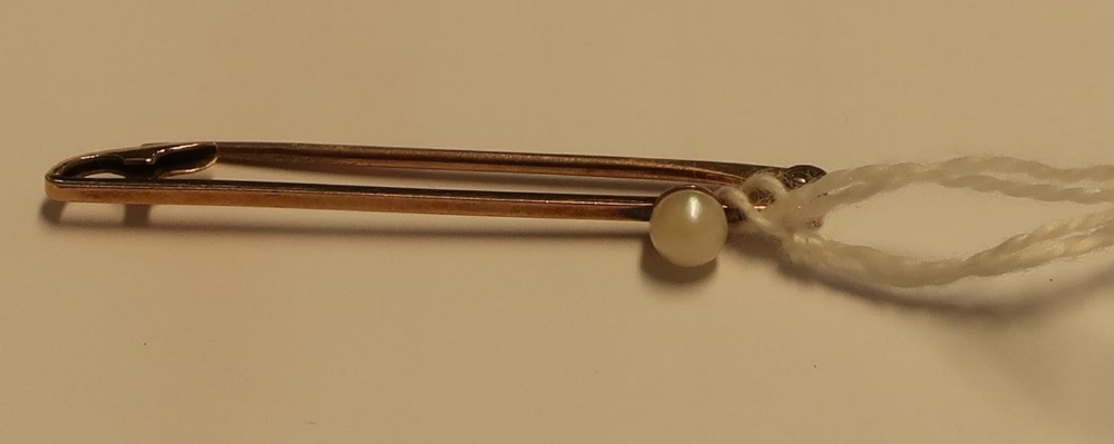 Gents gold tie pin set with single pearl stamped 9ct