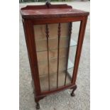 Early - mid 20th C mahogany bow front single drawer china cabinet on ball and claw feet (width 59cm)