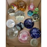 Fifteen various assorted Studio glassware paperweights