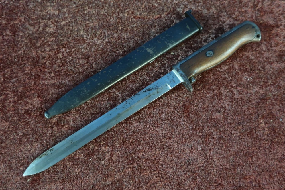 Norwegian M1894 bayonet with 8 inch blade, wooden grip and steel sheath stamped 15647 - Image 2 of 2