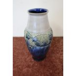 Royal Doulton stoneware vase B075C 940 (24cm high)