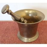 19th C brass pestle & mortar (diameter 14.5cm, 11.5cm high)