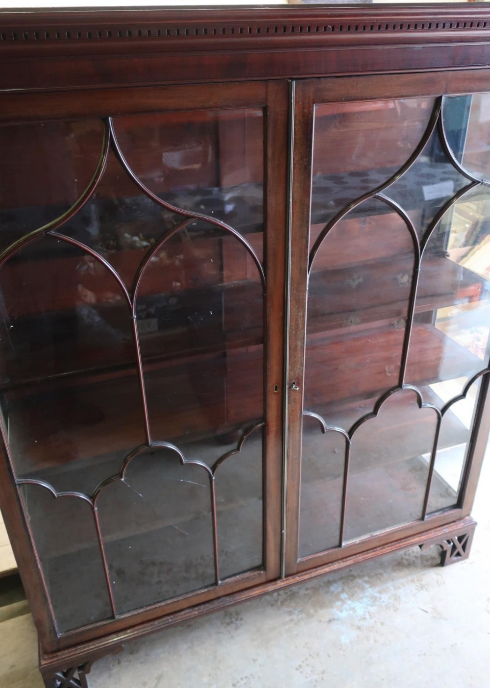 Quality early- mid 20th C mahogany shelved cabinet with four adjustable shelves enclosed by two