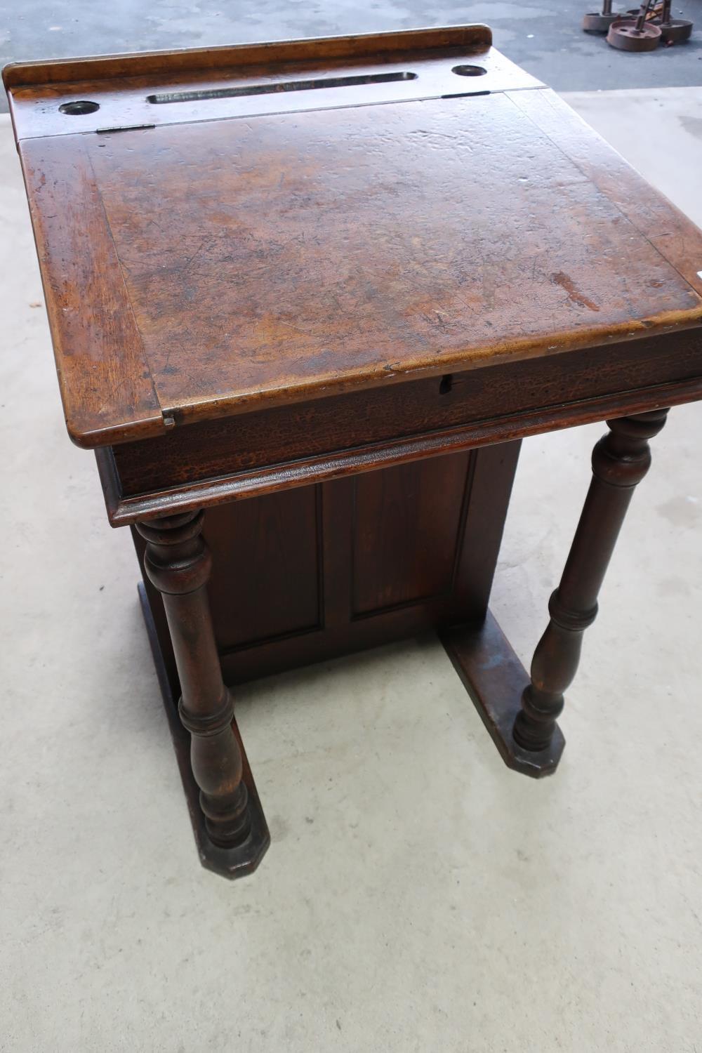 19th C elm clerks desk with hinged lift up top, on turned supports (66cm x 66cm x 98cm)