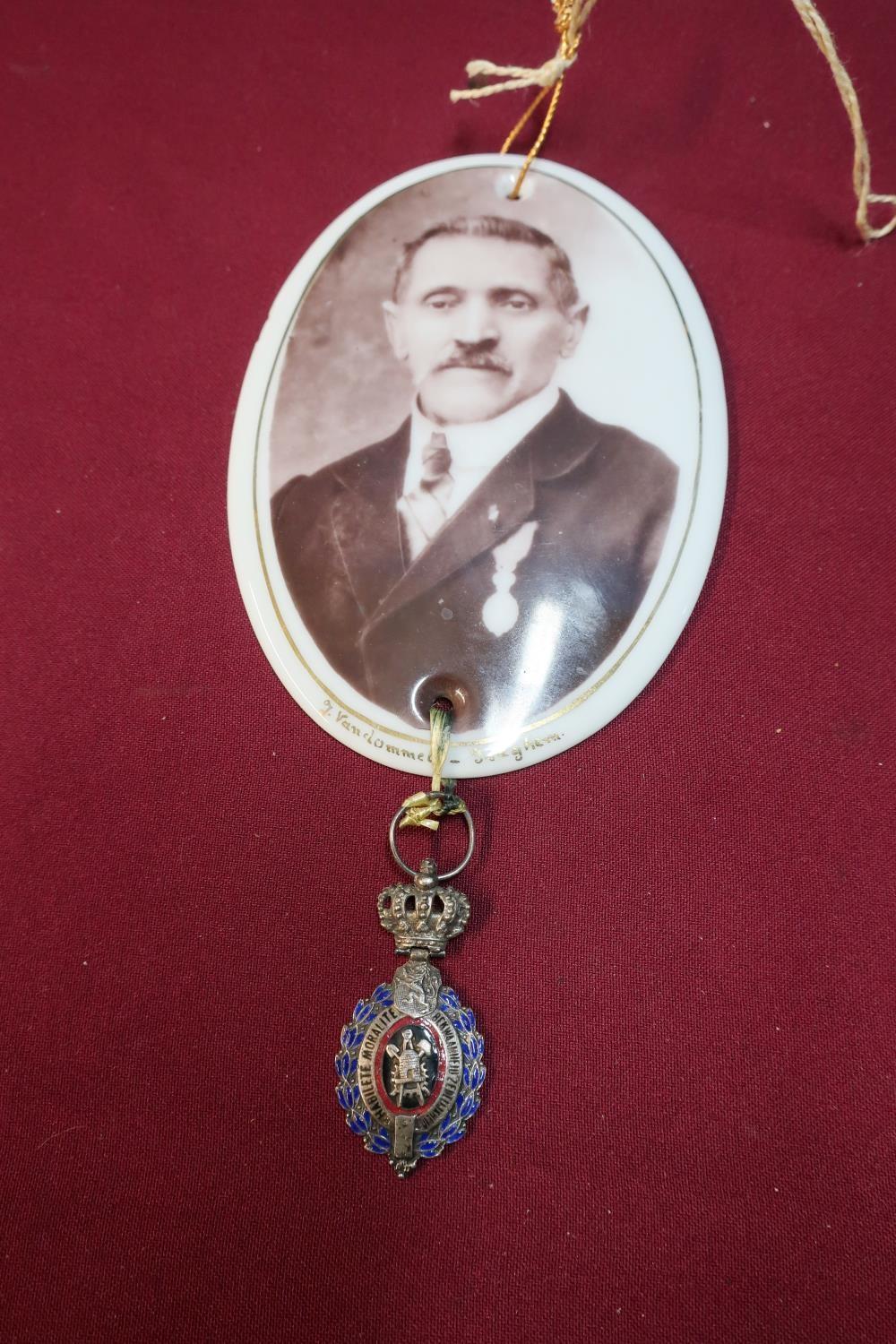 Belgium porcelain memorial plaque and a Belgium white metal & enamel Labor medal (2)